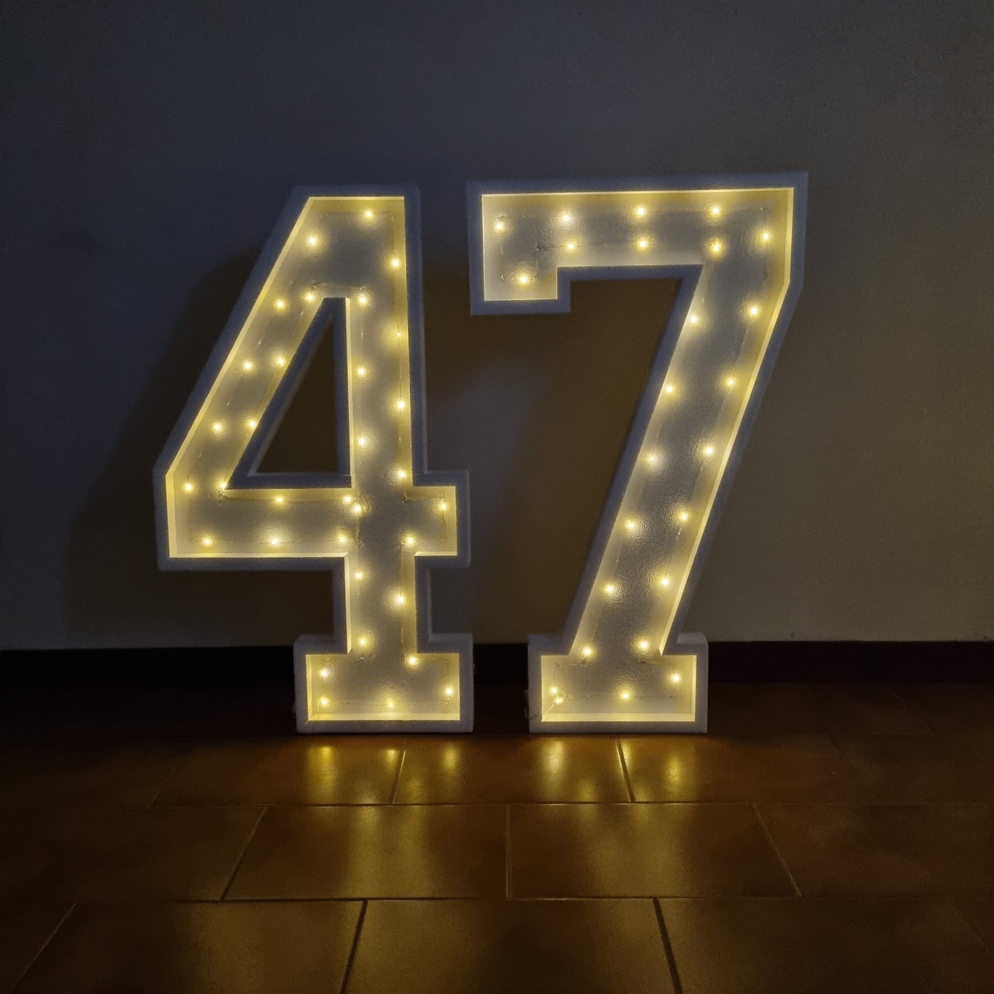 Numero 47 Luminoso Grande