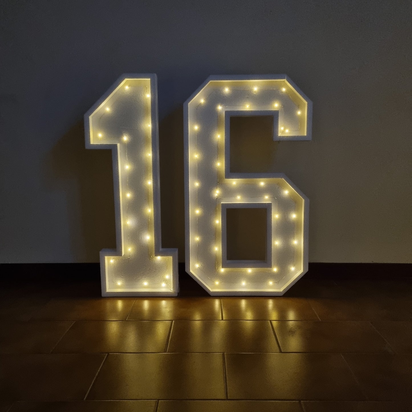 Numero 16 Luminoso Grande