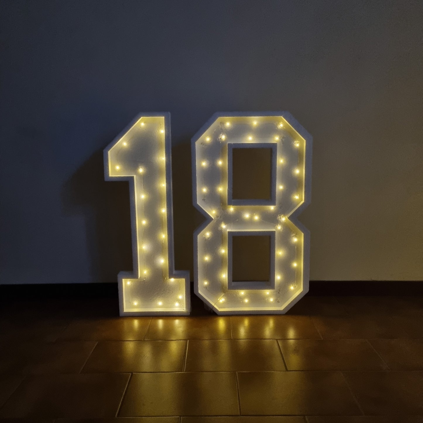 Numero 18 Luminoso Grande