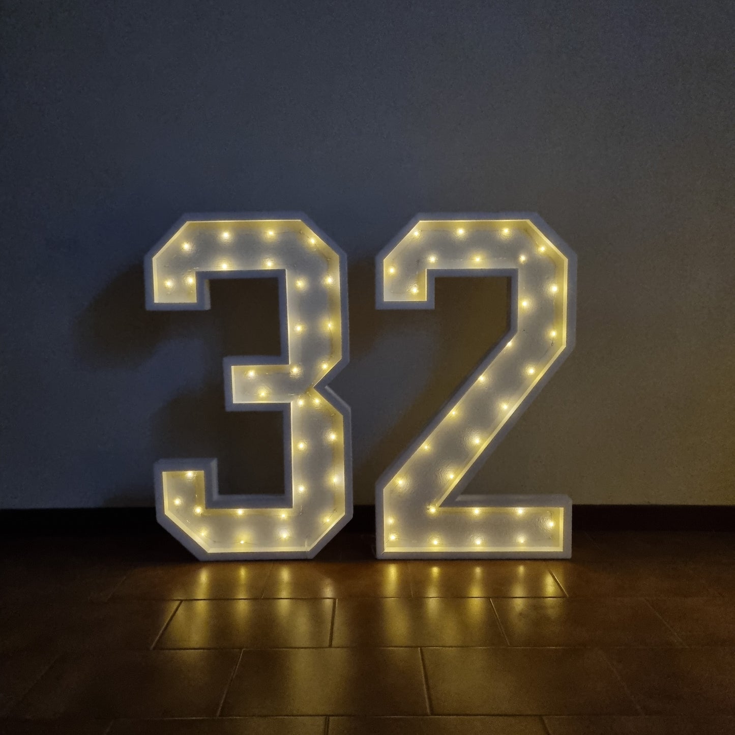 Numero 32 Luminoso Grande