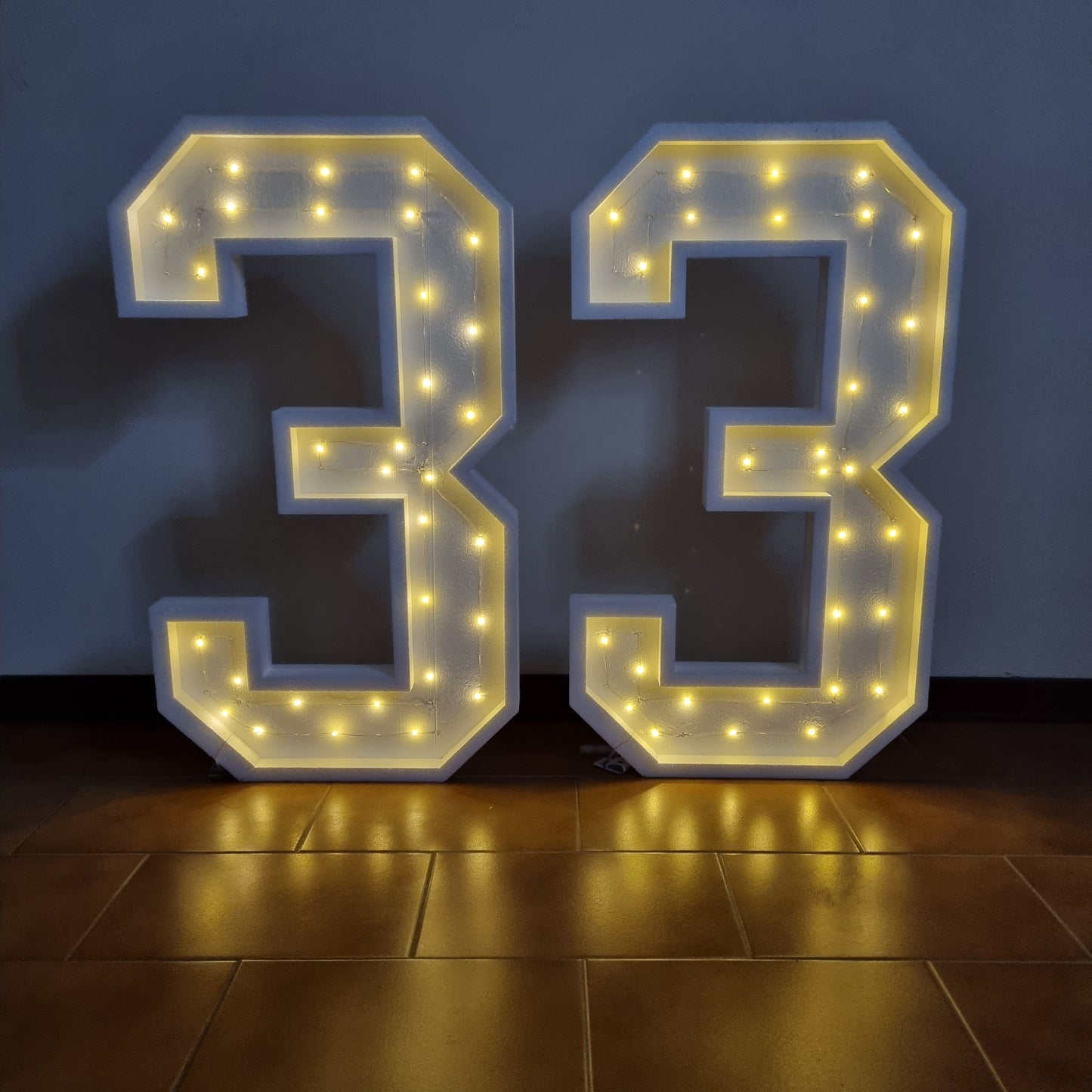 Numero 33 Luminoso Grande