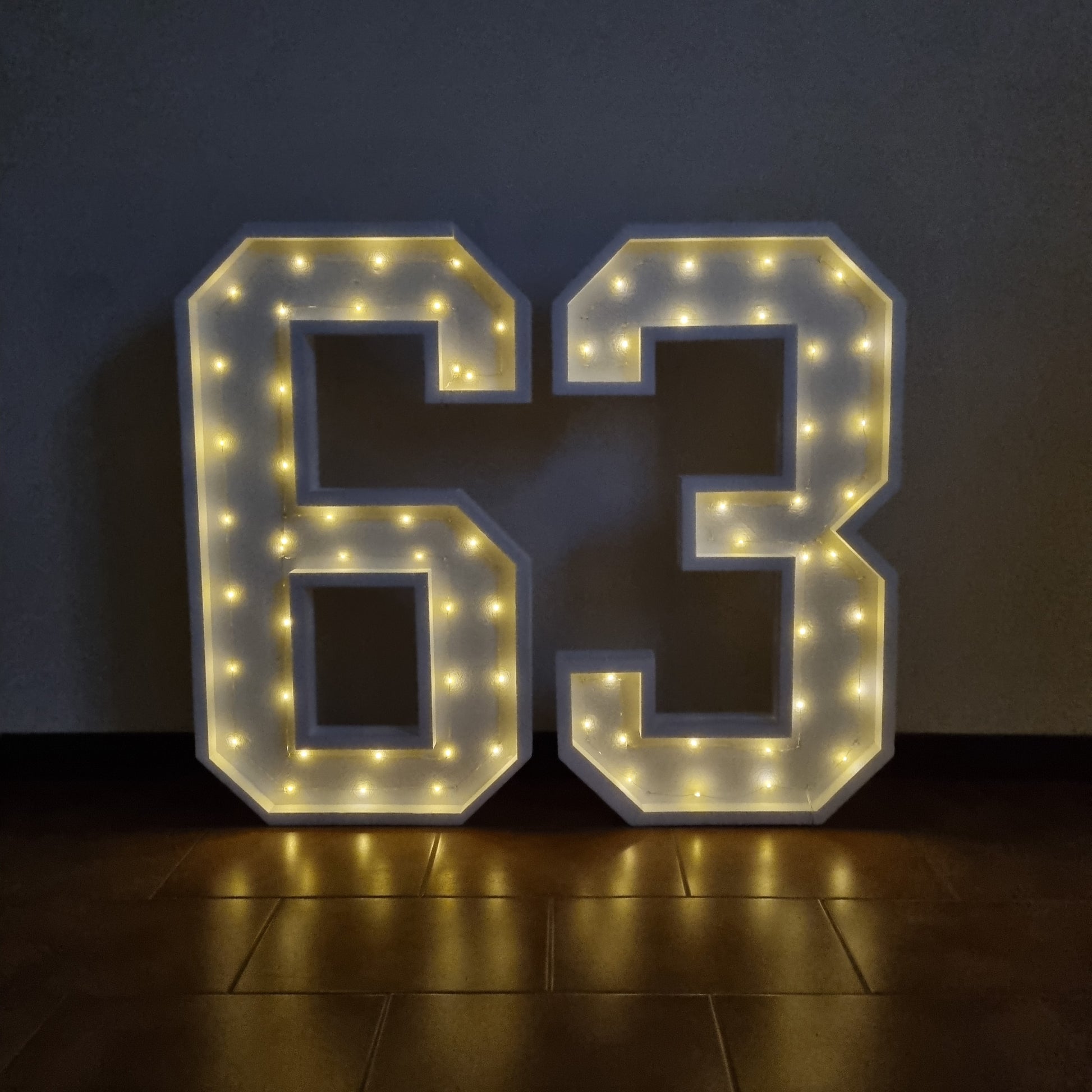 Numero 63 Luminoso Grande