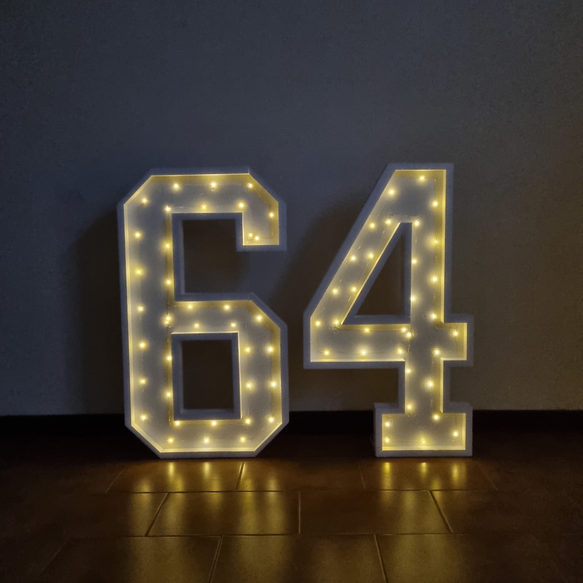 Numero 64 Luminoso Grande