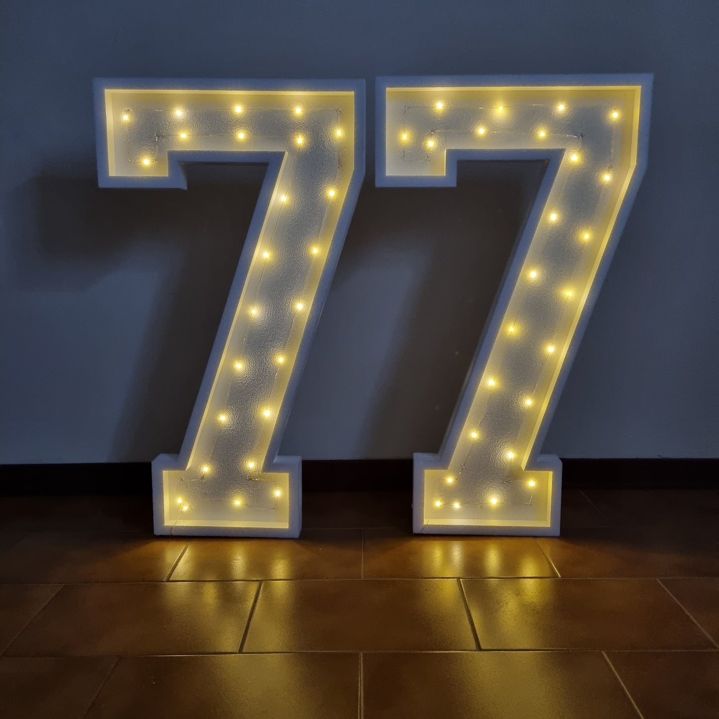 Numero 77 Luminoso Grande