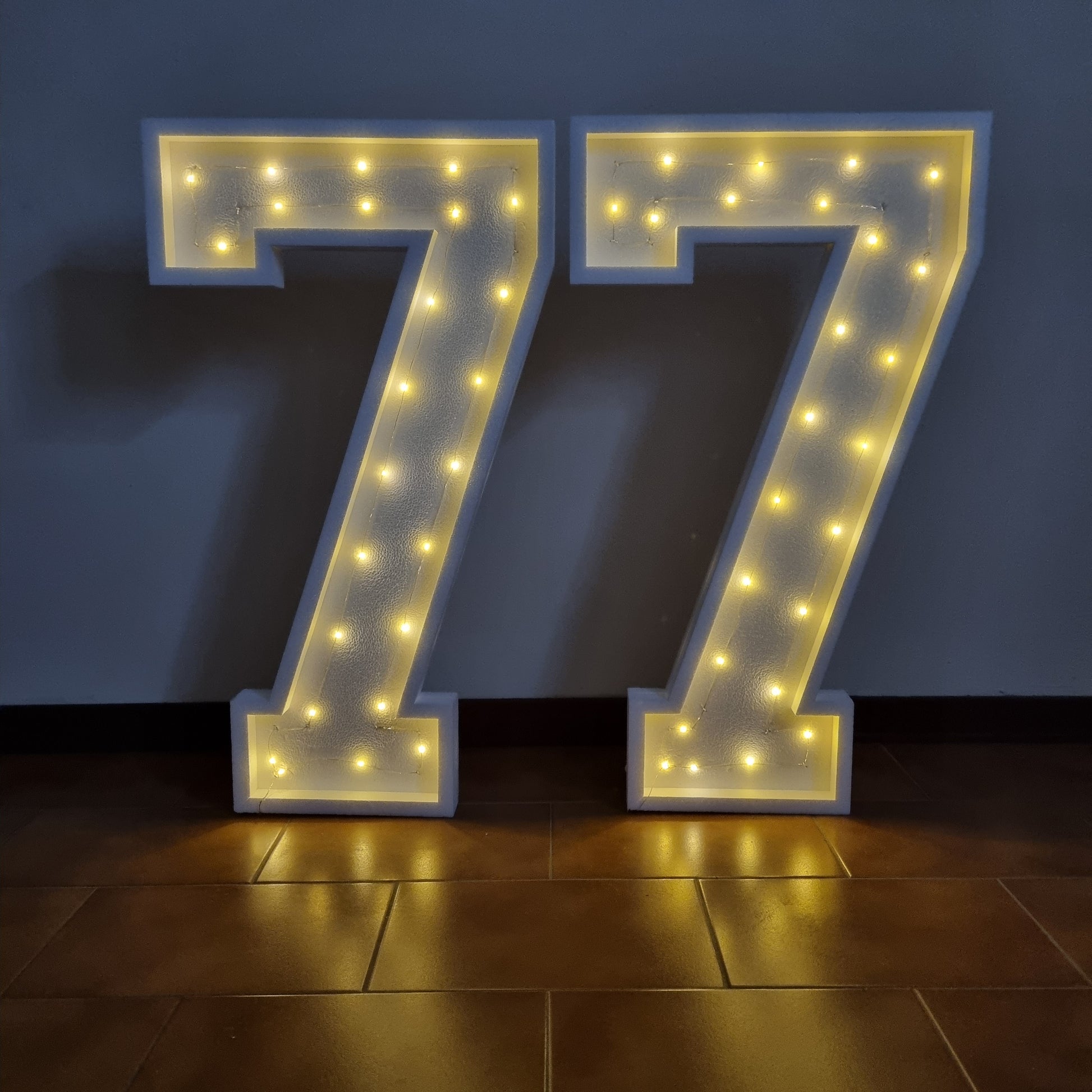 Numero 77 Luminoso Grande