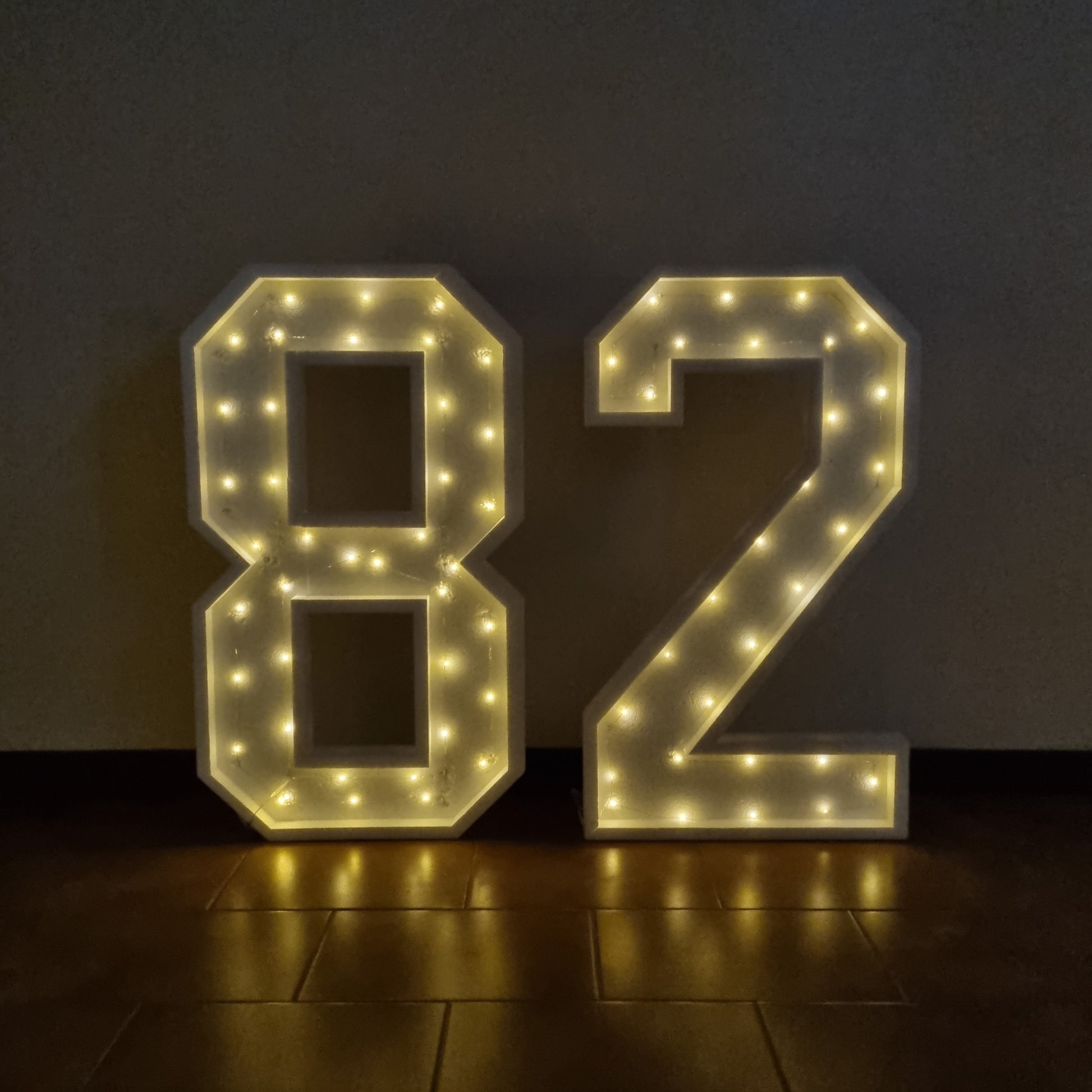 Numero 82 Luminoso Grande