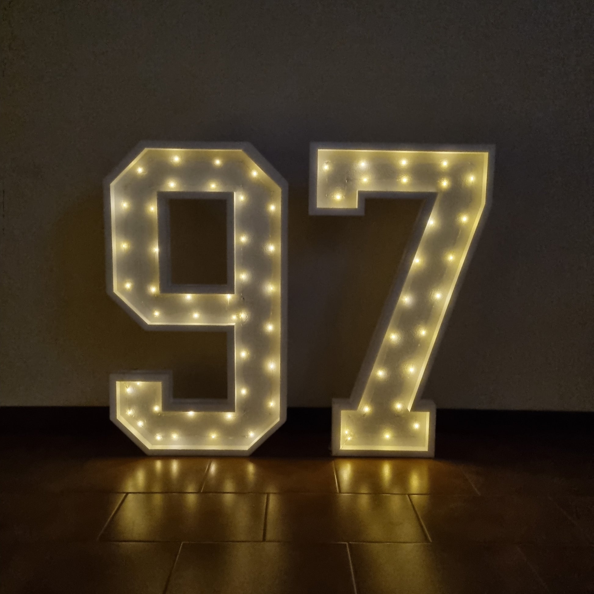 Numero 97 Luminoso Grande