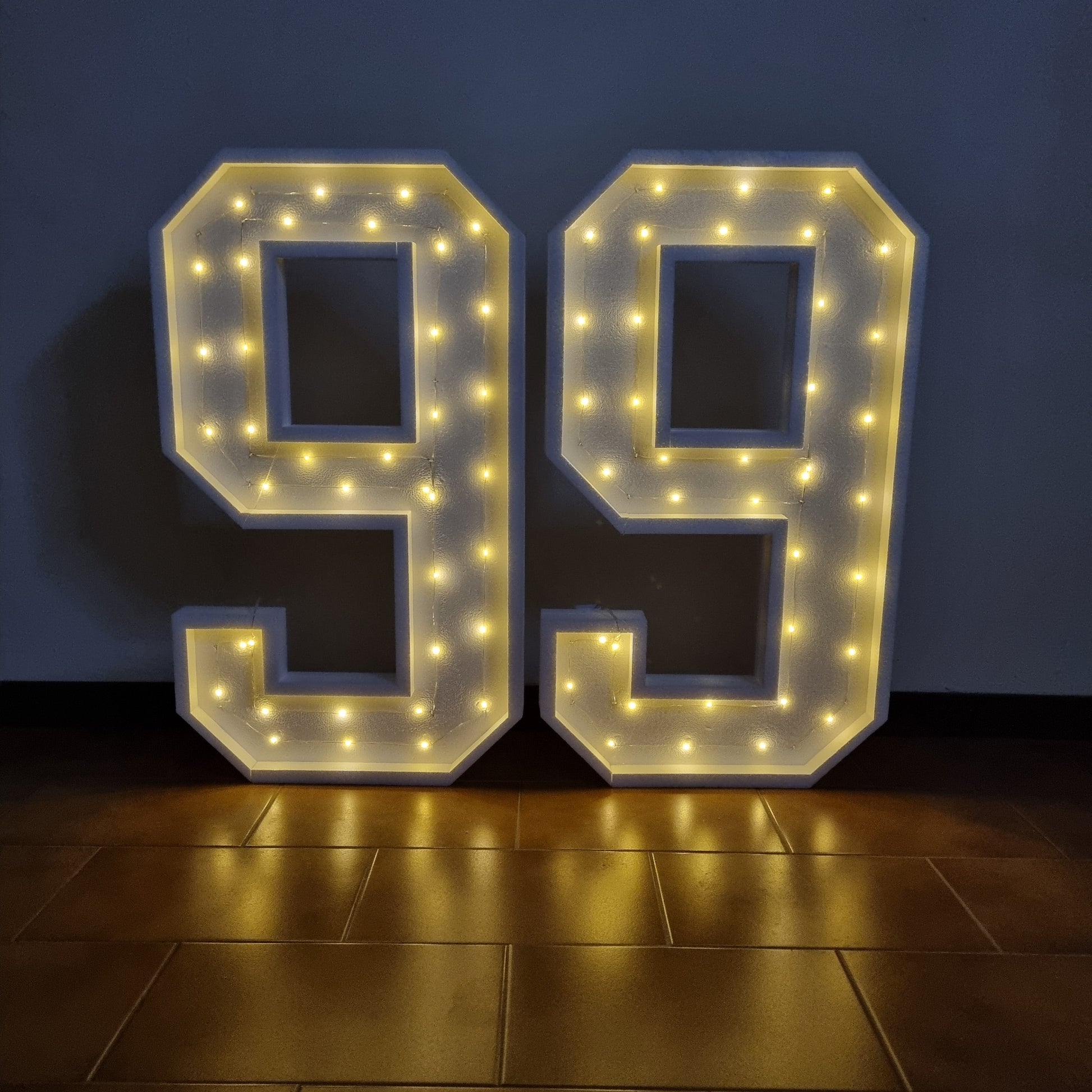 Numero 99 Luminoso Grande