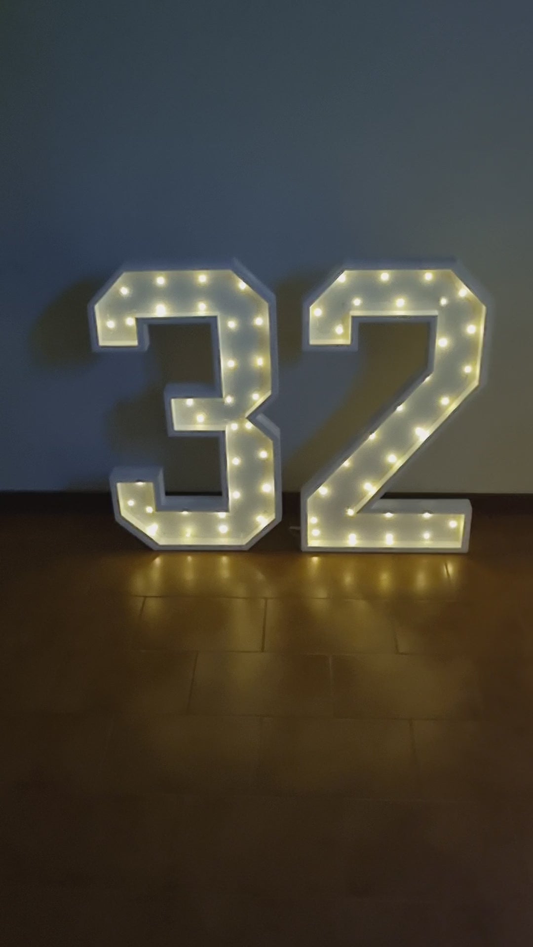 Numero 32 Luminoso Grande