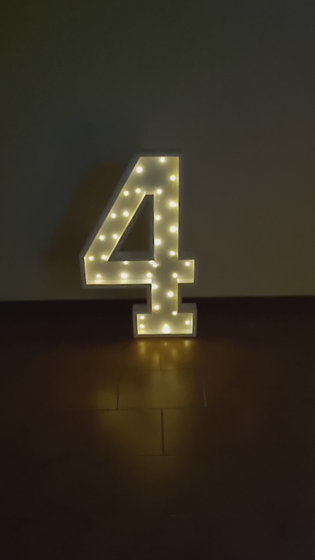 Numero 4 Luminoso Grande