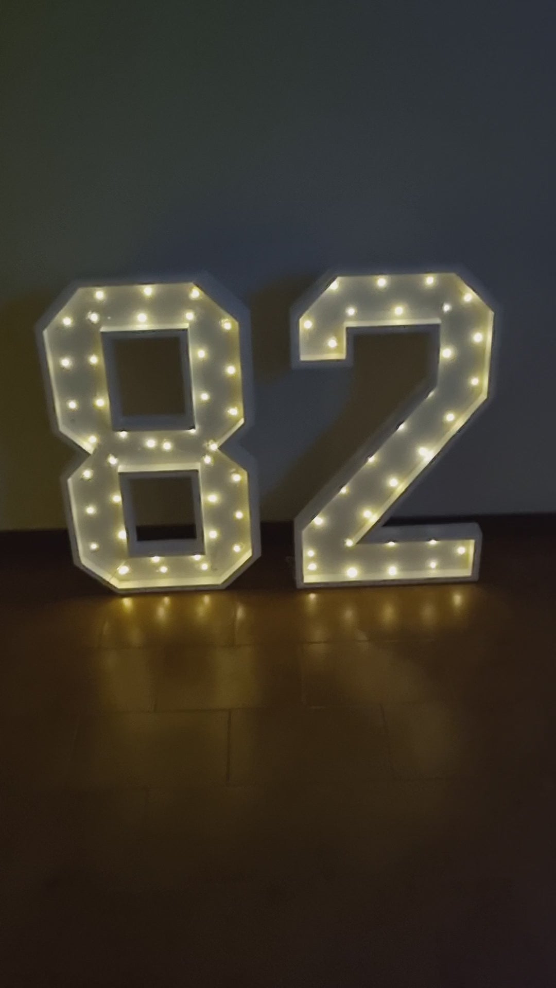 Numero 82 Luminoso Grande